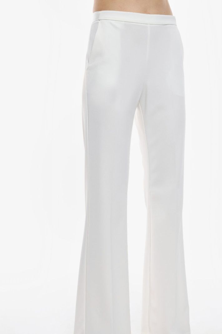 Platėjančios kelnės White