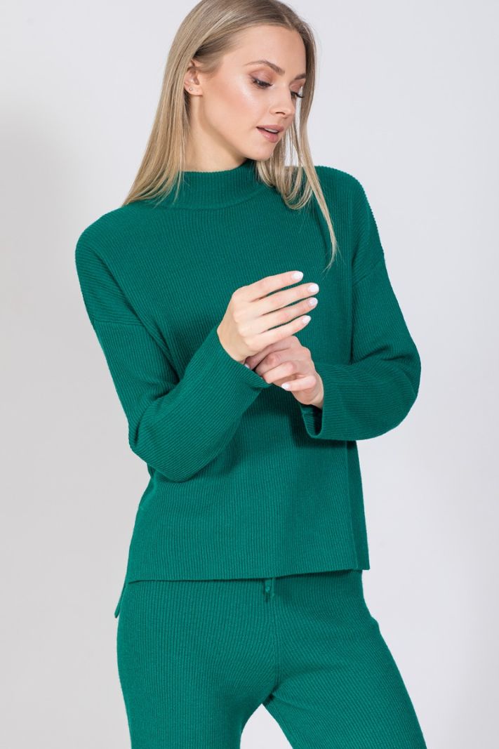 Smaragdo spalvos megztinis su stačiu kaklu
