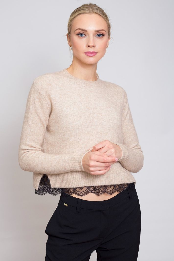 Smėlio spalvos megztinis su nėriniais