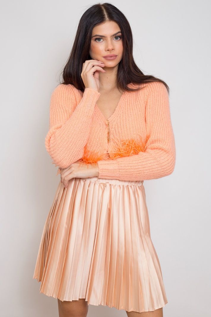 Oranžinės spalvos megztinis su plunksnomis