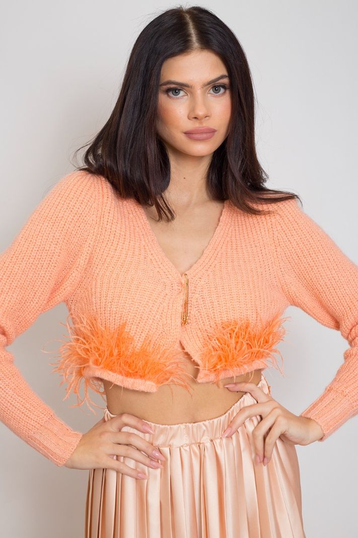 Oranžinės spalvos megztinis su plunksnomis