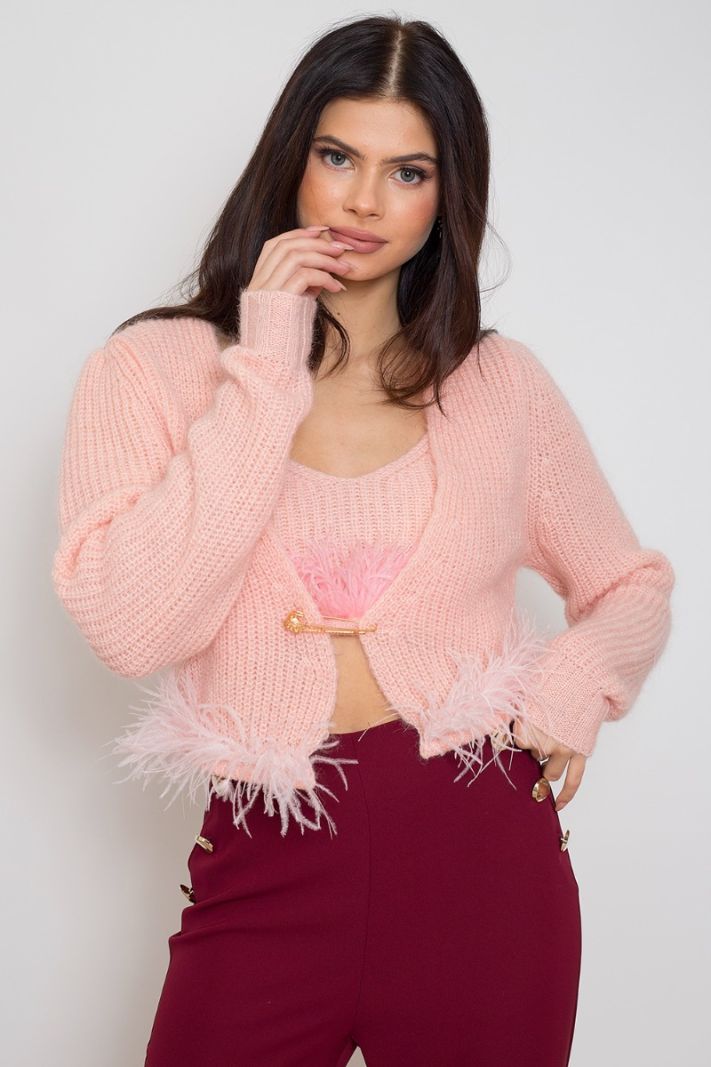 Rožinės spalvos megztinis su plunksnomis