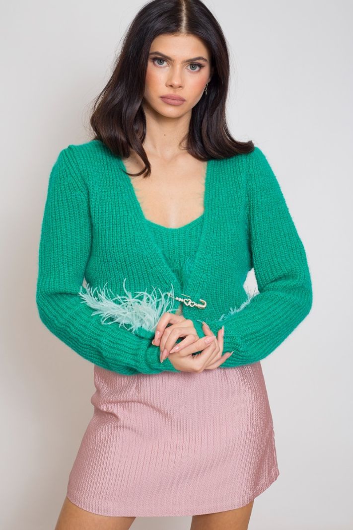 Žalios spalvos megztinis su plunksnomis