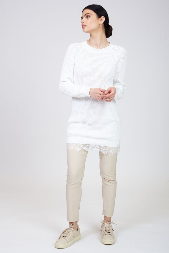 Megztinis nėriniuota apačia, baltos spalvos