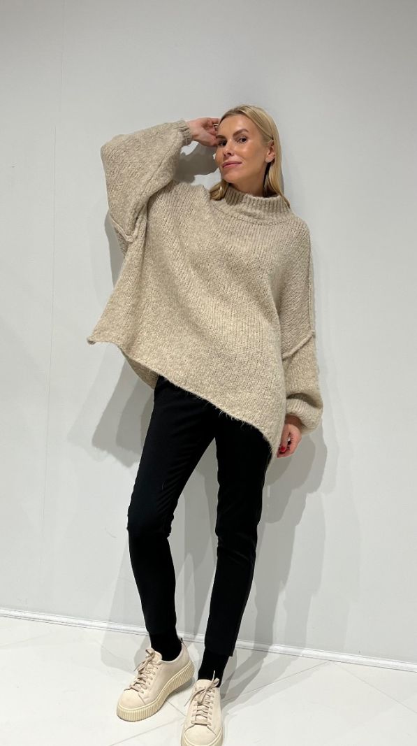 Minkštas oversized megztinis smėlio spalvos