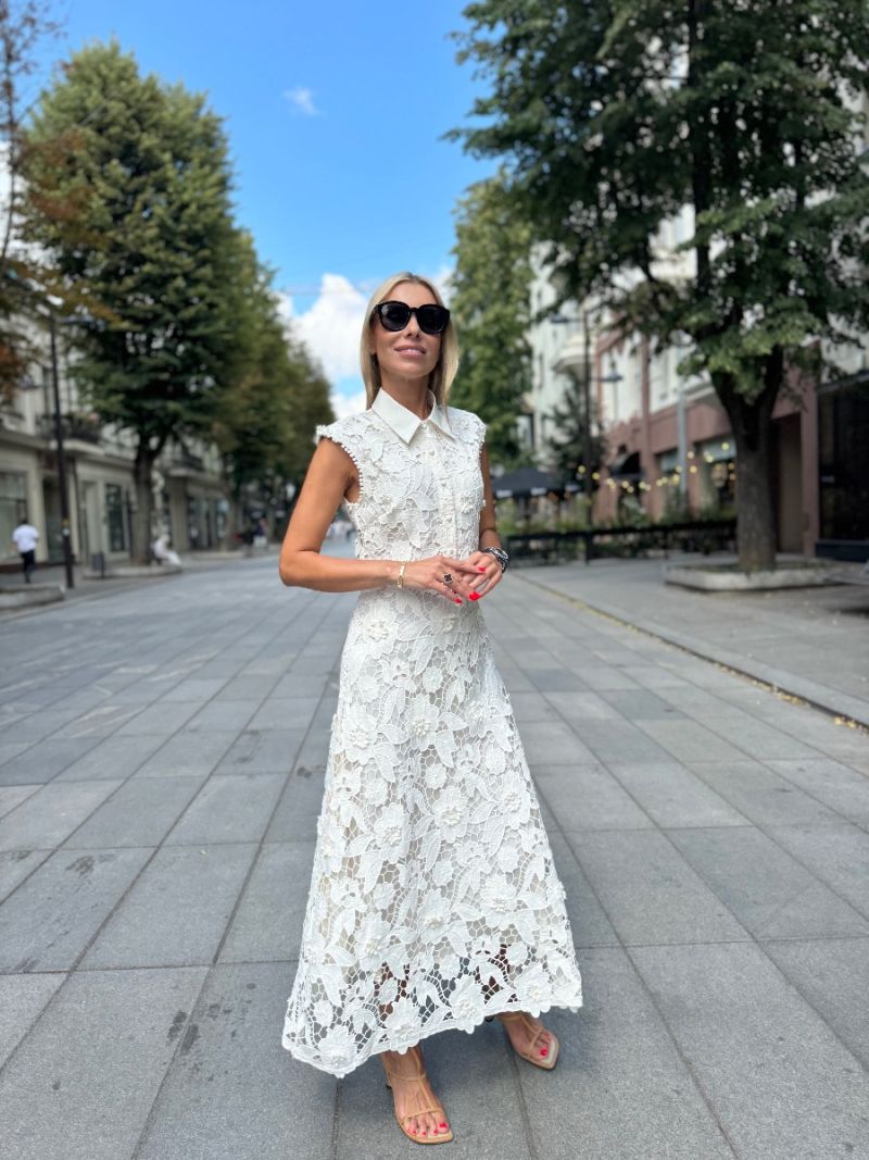 Ilga nėriniuota suknelė
