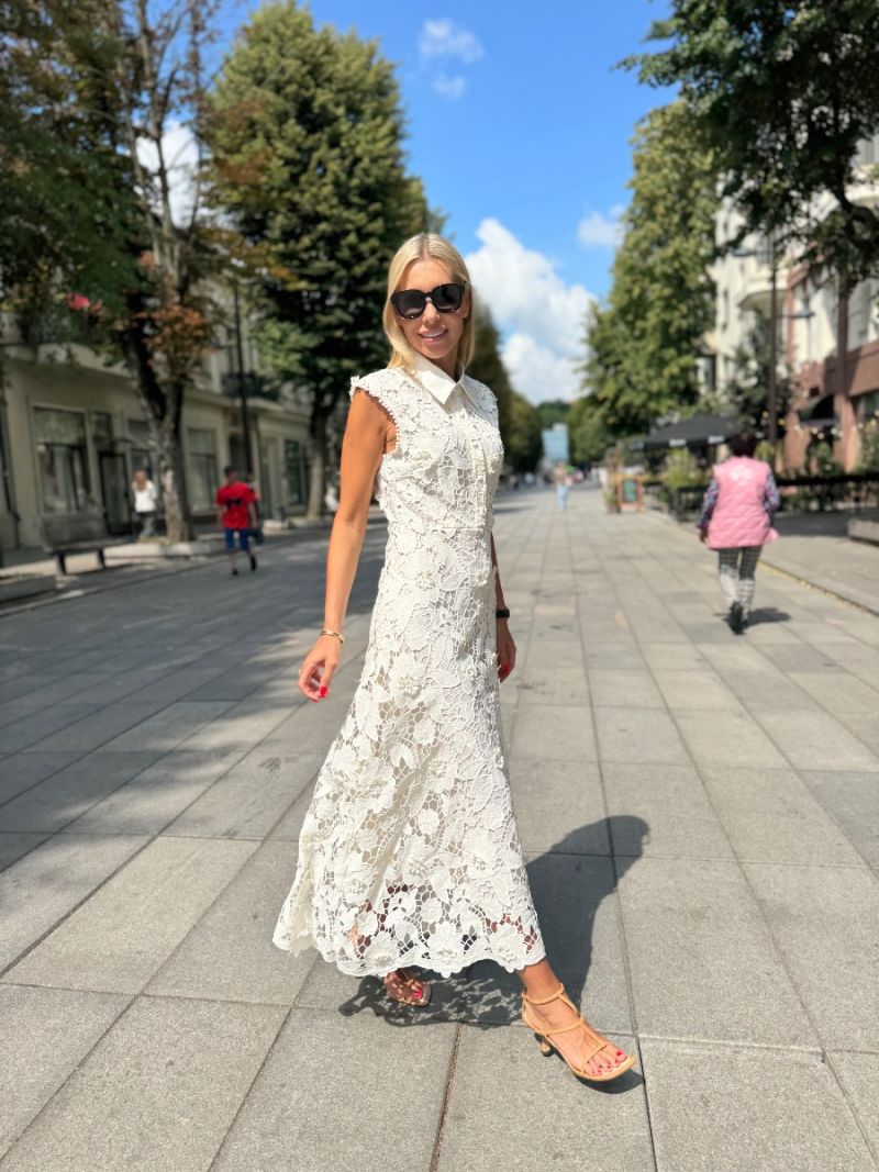 Ilga nėriniuota suknelė