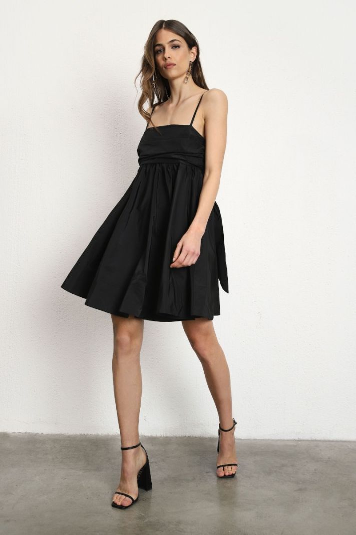 Trumpa taftos suknelė su kaspinu, juodos spalvos