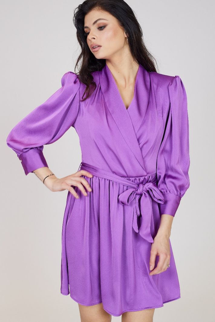 Trumpa atlasinė suknelė, violetinės spalvos